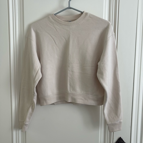 Cute Uniqlo Crew Neck Sweater - Picture 1 of 4